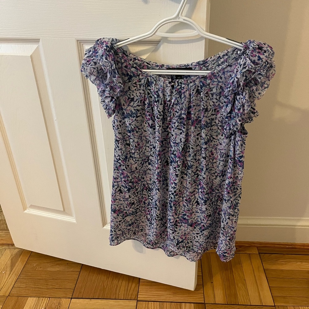 Banana republic size xsmall ruffled short sleeve blouse. Flowy and comfortable.